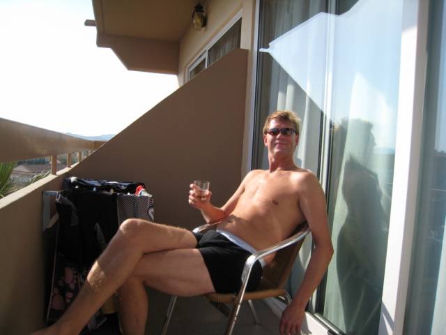 Peter med en whiskey